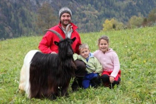 Foto mit Josef Gröbl und seinen Kindern Jonas und Vreni und einer Ihrer Wallisischen Schwarzhalsziegen