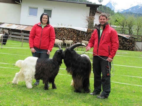 Foto mit Laura Kirchmair und der schönsten Jungziege und Josef Gröbl mit dem schönsten Bock