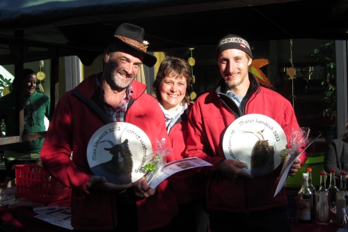 Foto Willi mit Siegerteller Miss Landeck 2013, Helene unsere Obfrau, Bernhard mit Siegerteller Mister Landeck 2013